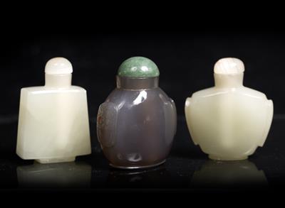 Lot 358 - A Chinese rust tinted dark greyish agate snuff bottle