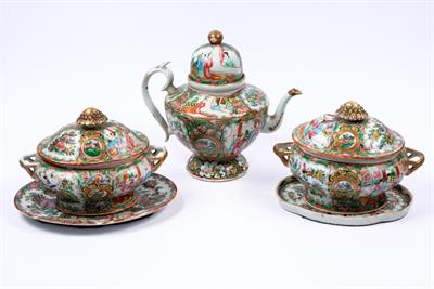 Lot 495 - A Chinese Canton teapot