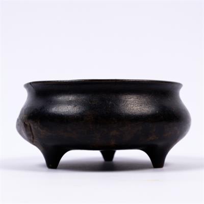 Lot 508 - A Chinese bronze ting (Gui)