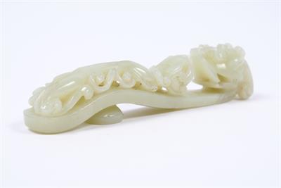 Lot 514 - A Chinese white jade belt buck