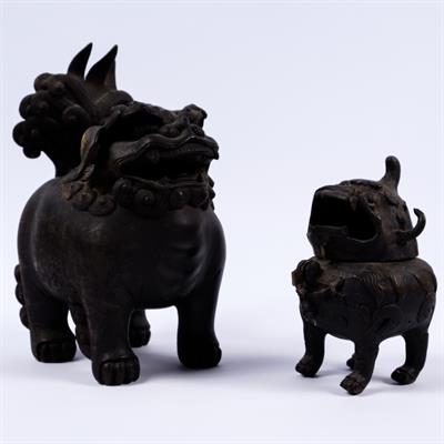 Lot 516 - A bronze temple dog