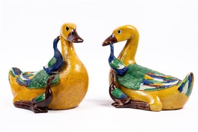 Lot 517 - A pair of Chinese famille verte ducks