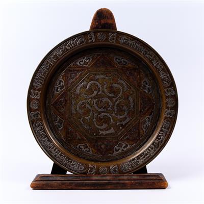 Lot 605 - A Cairo ware dish