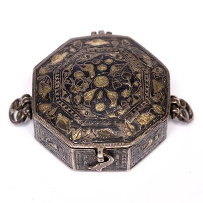 Lot 612 - A Safavid inlaid silver metal octagonal small case