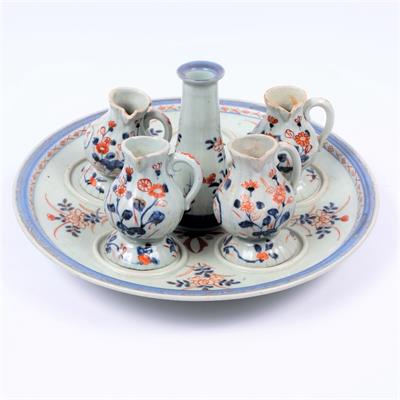 Lot 746 - A Japanese Imari cruet set