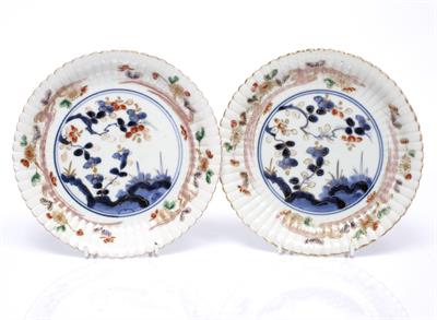 Lot 858 - A pair of Japanese Arita dishes