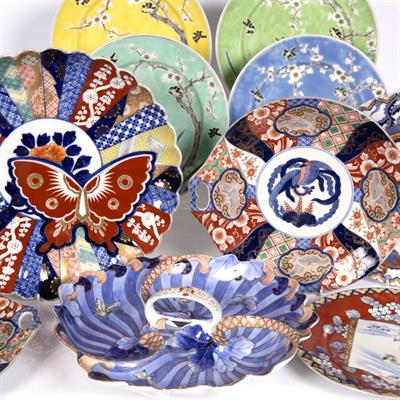 Lot 885 - A Japanese Imari dish