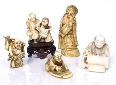 Lot 941 - A Japanese ivory netsuke of a kneeling man