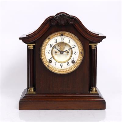Lot 124 - An American chiming mantel clock