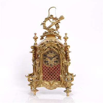 Lot 129 - A French mantel clock