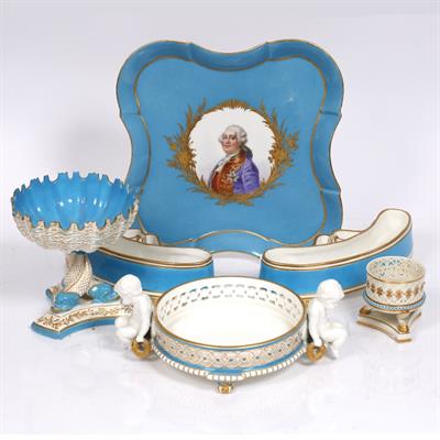Lot 269 - A pair of Minton curved flower holders