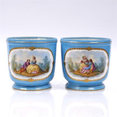 Lot 290 - A pair of porcelain cache-pots
