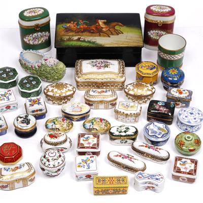 Lot 320 - A Russian painted rectangular box