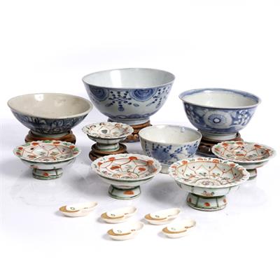 Lot 376 - Four various Chinese bowls