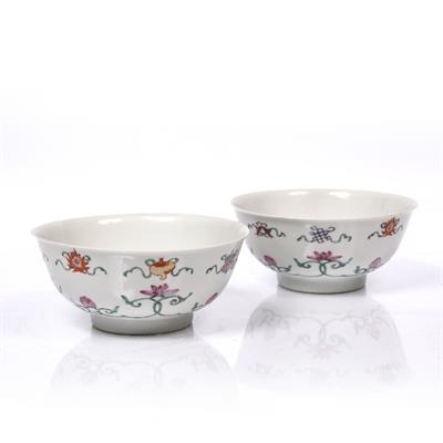 Lot 387 - A pair of Chinese porcelain bowls