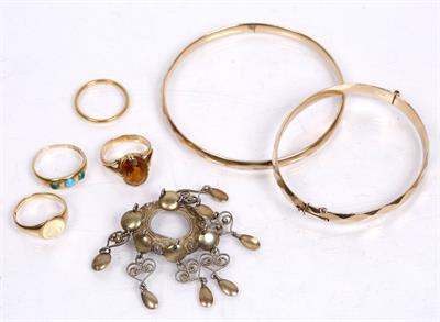 Lot 404 - An 18ct gold signet ring