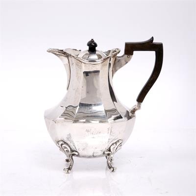 Lot 406 - A silver teapot
