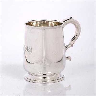 Lot 417 - A silver one pint tankard