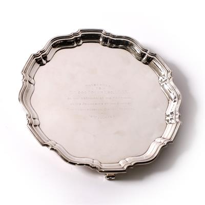 Lot 423 - A silver salver