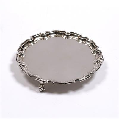 Lot 426 - A small silver card tray