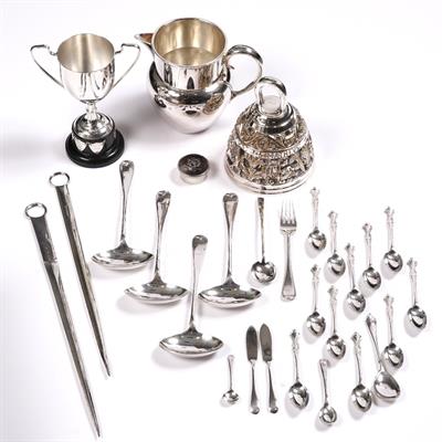 Lot 429 - A miscellaneous collection of silver teaspoons