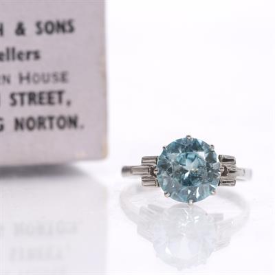Lot 446 - A ring with blue zircon setting