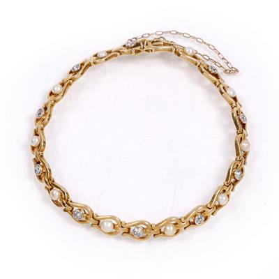 Lot 447 - An 18ct gold bracelet