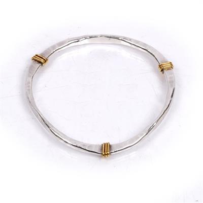 Lot 469 - A modern stylised silver bangle