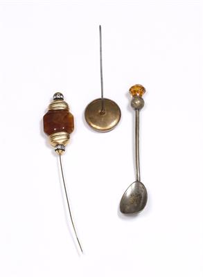Lot 470 - A stylised hat pin