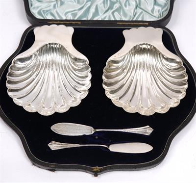 Lot 475 - A cased pair of silver butter dishes