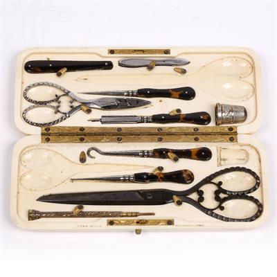 Lot 519 - An ivory cased etui