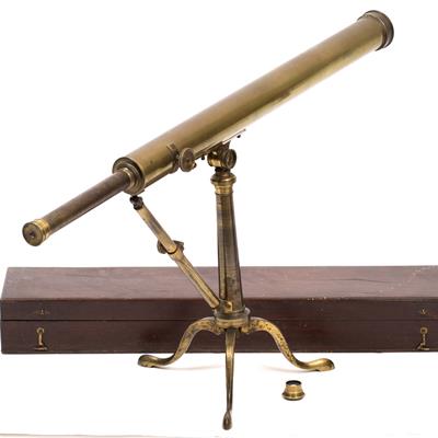 Lot 11 - A VICTORIAN BRASS TELESCOPE