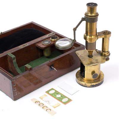 Lot 30 - A LATE 19TH / EARLY 20TH CENTURY BRASS LACQUERED MICROSCOPE