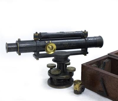 Lot 36 - AN OLD SURVEYORS LEVEL