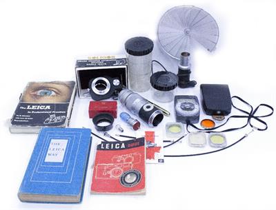 Lot 59 - LEICA CAMERA ACCESSORIES