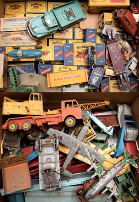 Lot 171 - A COLLECTION OF DINKY AND MATCHBOX DIE CAST MODEL CARS