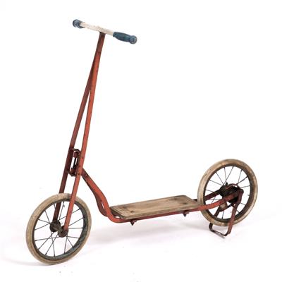 Lot 180 - A 20TH CENTURY TRI-ANG CHILDREN'S SCOOTER