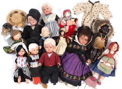 Lot 200 - A SMALL COLLECTION OF VARIOUS DOLLS