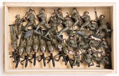 Lot 219 - A QUANTITY OF MID 20TH CENTURY BRITAINS WORLD WAR II LEAD SOLDIERS