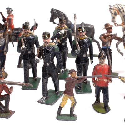 Lot 228 - A LARGE QUANTITY OF ANTIQUE MINIATURE CAST LEAD SOLDIERS