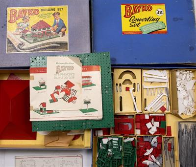 Lot 239 - A BAYKO BUILDING SET