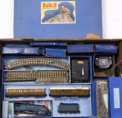 Lot 239 - A BAYKO BUILDING SET