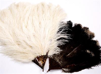 Lot 330 - AN EARLY 20TH CENTURY WHITE OSTRICH FEATHER