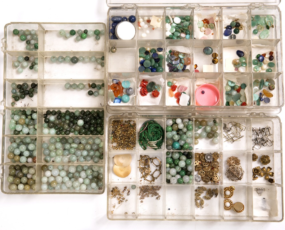 Lot 347 - A COLLECTION OF ASSORTED HARDSTONE BEADS