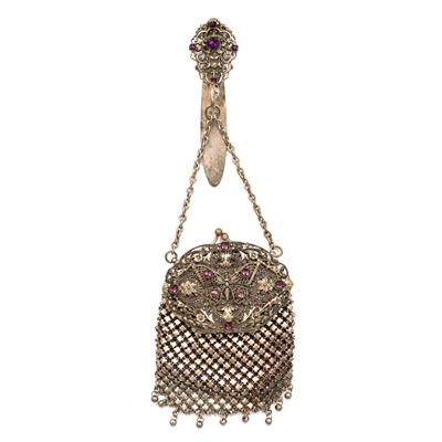 Lot 372 - AN UNMARKED WHITE METAL FILIGREE AND CHAIN MAIL PURSE