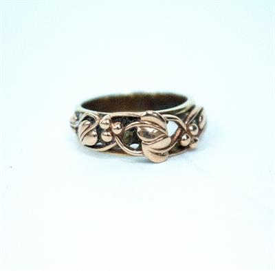 Lot 401 - A 9CT ROSE GOLD RING