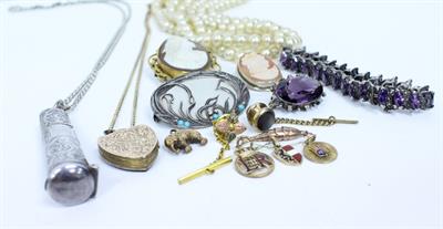 Lot 404 - A SELECTION OF JEWELLERY