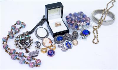 Lot 405 - A SELECTION OF COSTUME JEWELLERY