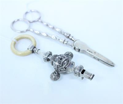 Lot 406 - AN EARLY 20TH CENTURY SILVER CHILD'S RATTLE