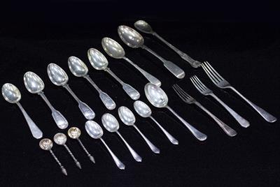 Lot 412 - A SMALL QUANTITY OF SILVER CUTLERY